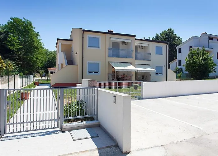 In With Balcony, Air Conditioning, Wifi, Washing Machine 4928-10 * Poreč