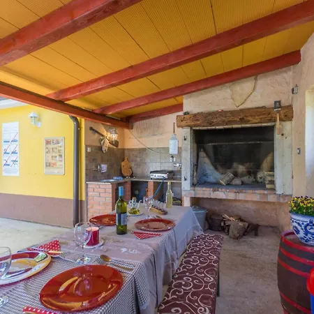 Apartament In With Balcony, Air Conditioning, Wifi, Washing Machine 4928-10 Poreč